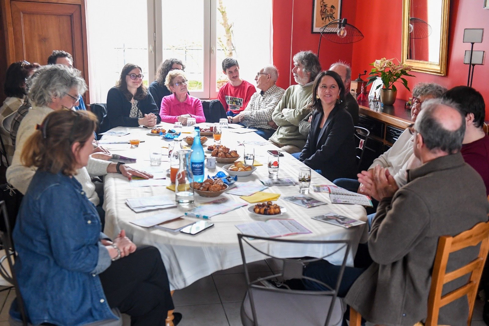 Photo de Johanna Rolland, de co-listiers et de militants atablés chez des Nantais